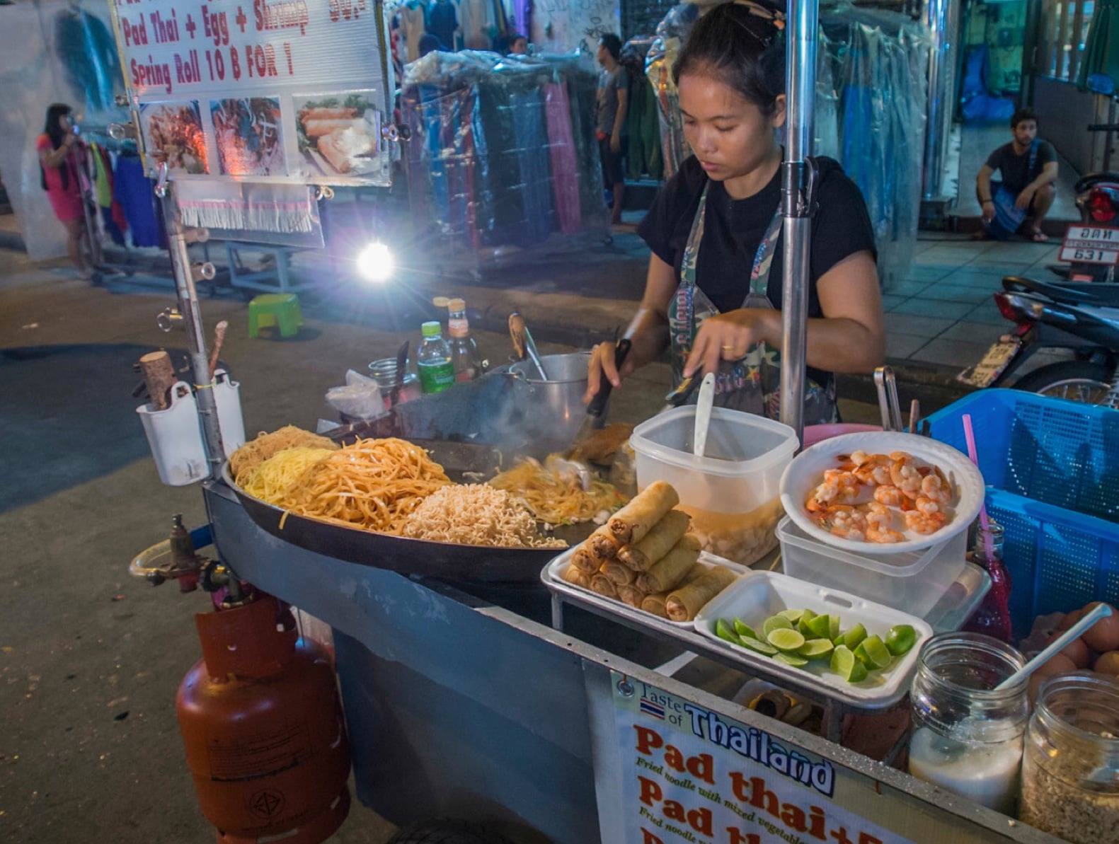 Pad Thái mà dạng streetfood dù không ngon như các nhà hàng lớn nhưng ăn thấy rất vui vẻ.