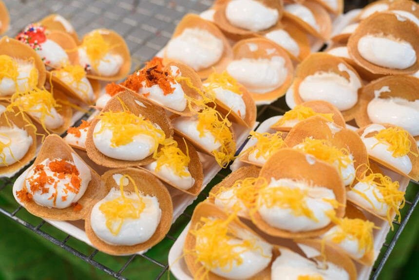 Bánh Khanom Buang hay còn gọi là bánh kẹp kem dừa, một cái nho nhỏ ăn bao cuốn ạ.