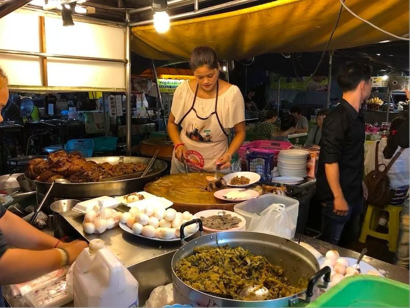 Cơm giò heo Thái Lan, khuyến khích mua 1 hộp ăn để còn bụng ăn món khác nha :)) Mà món này ăn ...