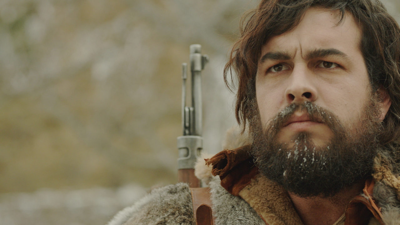 Mario Casas thủ vai người thợ săn da sói trong Bajo la piel de lobo (The Skin of the Wolf)
