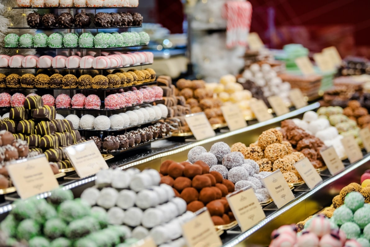 Kẹo Chocolate đầy màu sắc được bày bán khắp các quầy hàng tại chợ Giáng Sinh.