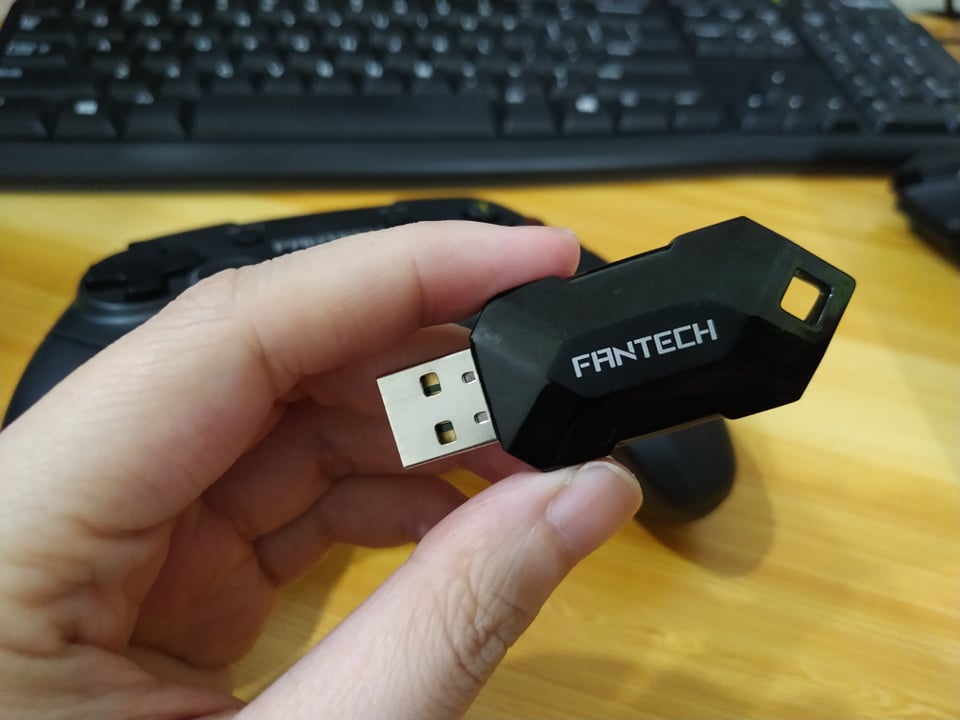Đầu USB Receiver của Fantech WGP12 REVOLVER.